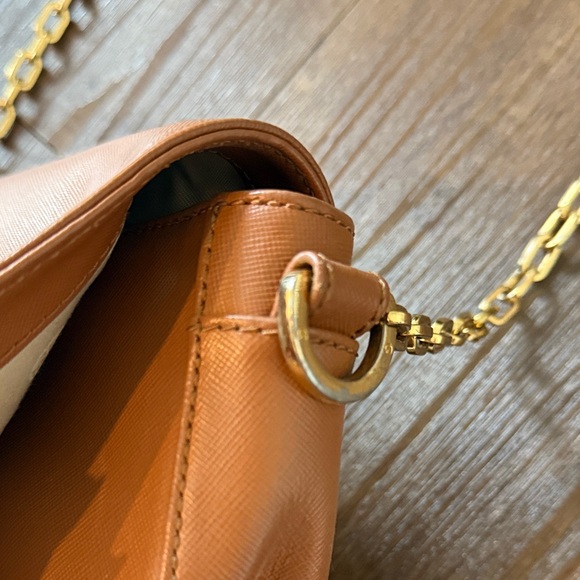 Tory Burch Tan Crossbody Bag with Gold Chain - Picture 2 of 9